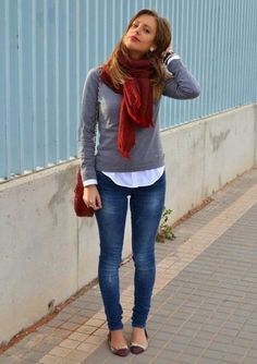 Women's Grey Crew-neck Sweater, White Dress Shirt, Blue Skinny Jeans, Beige Leather Ballerina Shoes Winter Office Outfits, Winter Office Outfit, Mode Tips, Elegant Office, Pullover Outfit, Red Scarf, Outfit Jeans, Outfit Trends, Mode Inspiration