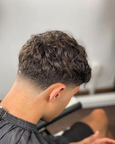 Cortes de pelo corto para hombre cómodos y que requieren poco mantenimiento Classic Mens Haircut, Wavy Perm, Mens Modern Hairstyles, Top Hairstyles For Men, Teen Boy Haircut, Diy Haircut, Men's Short Hair, Taper Fade