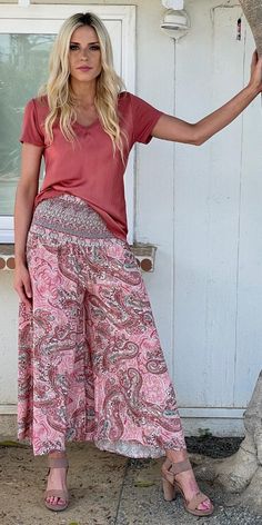 Comfy Wide-Leg Pant with a Ruched Elastic Waistband for a Custom Fit. Features a Stylish Paisley Print. 100% Viscose Model is 5'8 One Size Made in Italy New Bag, Paisley Print, Custom Fit, Wide Leg Pants, Harem Pants, Paisley, Rust, Wide Leg, In Italy