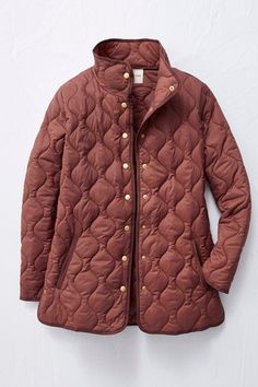 The one-coat wonder for crossing seasons – ultra-lightweight and packable, with a chill-chaser mockneck and full snap front. Side slits have snap closures. | Women's WanderLite Quilted Jacket - Burnished Canyon - PS - Petite Size Quilted Fall Jacket, Quilted Jacket Outfit, Outfits Styling, Crystal Fashion, Quilt Jacket, Jacket Outfit, Midnight Navy, Fall Jackets, Petite Size