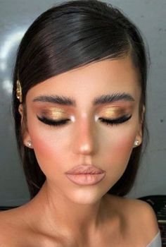 Looking for inspo for bridesmaid makeup? Check out these pics and tips will help you complete your look without outshining the bride. Goddess Makeup, Make Up Gold, Gold Eyeshadow, Beauty Make-up, Wedding Makeup Artist, Makijaż Smokey Eye, Gold Makeup