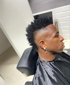 Vini Jr Haircut, Barber Shop Vintage, Mohawk Hairstyles, Soccer Guys, Hair Designs, Soccer Players, Barber Shop, Real Madrid