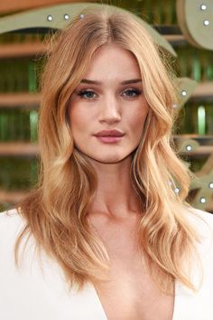 The slightly strange hair trend we're seeing everywhere lately Rosie Huntington Whiteley Hair, Celeb Hairstyles, Warm Blonde Hair, Trendy We Fryzurach, Fall Lips, Blonde Tones, Rosie Huntington