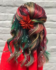 Christmas is in the air — and in the hair. Jasmine of Rock Your Locks salon created a holiday-themed hair-color look consisting of red, green, and gold tones meant to inspire. Check out the look, here. Hair Color Ideas For Christmas, Christmas Hair Color Ideas, Colorful Hair