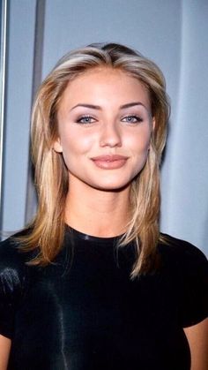 Cameron Diaz Blonde Hair, Cameron Diaz Charlies Angels Hair, Blonde Celebrities Female 90s, Cameron Diaz 90s Makeup, Cameron Diaz Hair The Holiday, 90s Movie Makeup, Cameron Diaz 90s Hair, 90d Makeup, Cameron Diaz 2000s