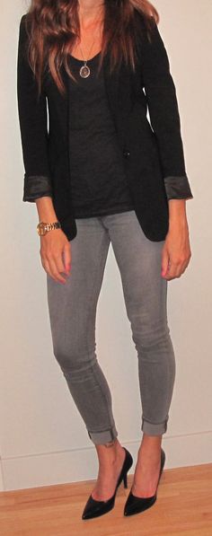 Casual outfits Black Work Outfit, Grey Jeans Outfit, Grey Pants Outfit, Pants Ideas, Grey Pants Casual, Giovanna Battaglia, Look Formal, Anna Dello Russo, Nike Outlet