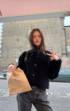 Olivia Neill Style, Olivia Neill, Clean Fashion, Black Knit Sweater, Outfit Trends, Winter Fashion Outfits, Minimalist Outfit, Autumn Winter Fashion, Trendy Outfits