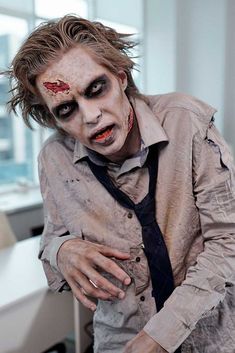 Really Simple Halloween Makeup Ideas For Men ★ Halloween Makeup Ideas For Men, Professional Halloween Makeup, Makeup Ideas For Men, Halloween Costume Ideas For Men, Costume Ideas For Men, Mens Halloween Makeup, Zombie Face Paint, Maquillage Halloween Simple, Halloween Makeup Kits