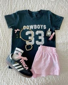 Cute Addidas Shoes Outfits, Navy And Pink Outfit, Cute Addidas, Girly Sporty Outfits, Outfit Ideas Tshirt, Tshirt Design Ideas, Shirt Outfit Ideas, Vintage Dallas Cowboys, Dallas Cowboys Jersey