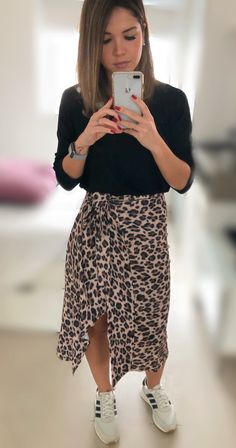 Casual look outfit animal print snickers adidas tênis saia midi mid skirt oncinha onça Animal Print Midi Skirt Outfit, Faldas Animal Print, Snickers Outfit, Printed Midi Skirt Outfit, Animal Print Skirt Outfit, Casual Look Outfit, Outfit Animal Print, Outfits Mom, Ugly Outfits