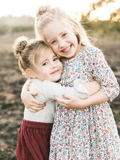 Light Family Photos, Rustic Family Photos, Sister Photography, Sibling Poses, Family Portrait Poses