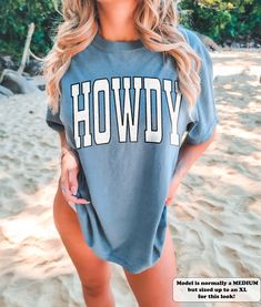 This stylish Howdy Shirt is the perfect mix of vintage southern style and modern comfort. With a classic cowgirl graphic and oversized fit, it's sure to make a statement in any Texas wardrobe. ⭐️ * I T E M * I N F O* ✦ Comfort Colors Unisex Shirt ✦ 100% Ring-Spun Cotton ✦ Printed using Direct To Garment style- Inks are printed directly into the fabric. ✦ Different sizing may effect placement of final design. ✦ Colors may differ slightly due to different user monitor and screen settings. 📏 * S I Casual Summer T-shirt For Ranch, Casual Summer Outdoor T-shirt, Western Style Summer Tops With Letter Print, Oversized Western Tops For Summer, Oversized Western Style Tops For Summer, Western Style Oversized Tops For Summer, Oversized Summer Tops For Rodeo, Oversized Tops For Summer Rodeo, Camp Outfits