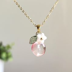 Nuestros collares de durazno de cristal están hechos con duraznos de cristal, hojas acrílicas, flores de cristal, cuentas de cristal y una cadena chapada en oro de 14 quilates que es buena para pieles delicadas.

 Tamaño: la cadena mide 18" de largo con un extensor de 1"

 💖 Hipoalergénico

 🎀 Lindo y delicado

 🎁 Regalo listo

 🌹Hecho a mano con amor

 💨Embalaje:

 • Bien embalado en caja reciclable

 • Viene con una bolsa de seda con cordón

 💨Instrucciones de cuidado:

 • Evite perfume Cute Pink Resin Necklace, Adjustable Pink Resin Necklace, Pink Flower Glass Jewelry, Pink Flower-shaped Glass Jewelry, Pink Resin Pendant Necklace, Peach Flower Shaped Jewelry For Gift, Peach Flower-shaped Jewelry For Gift, Elegant Glass Flower Pendant Necklace, Peach Food