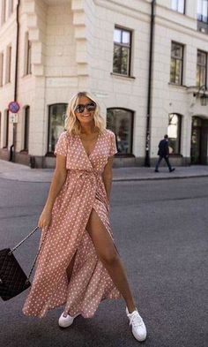 Polka Dot street style fashion / fashion week #fashionweek #fashion #womensfashion #streetstyle #ootd #style Comfortable Outfits For Italy, Dress And Sneakers Outfit Casual, Polka Dot Street Style, Sukienki Maksi, Skirt Diy, Tutorial Hijab, Skirt And Sneakers, Rock Punk, Polka Dress