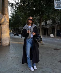 Meauseam Outfit, Casual Outfits With Coat, Nyc Commuter Style, Cotswolds Outfit Autumn, Smart Dressing Women, East Fall Outfits, Hip Winter Outfits, Fancy Athletic Outfits, Jeans Classy Outfit Chic