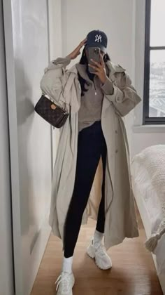 Trench Coat Outfit Fall, Trench Outfit, 00s Mode, Trench Coat Fall, New York Outfits, Trench Coat Style, Winter Fashion Outfits Casual, Cold Outfits