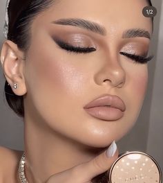 Dama Makeup Looks, Champagne Dress Makeup Look, Makeup For Wedding Guest, Makeup Ideas For Wedding, Makeup Influencer, Shiny Makeup, Good Makeup, Wedding Eye Makeup