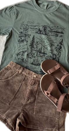 Hiking Outfits Summer, Trail Outfits, Granola Girl Outfits, Granola Outfits, Walking Outfit, Surfergirl Style, Granola Style, Outfit Outdoor, Outdoor Outfits