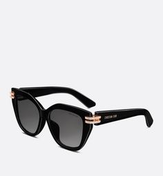 The CDior B4F sunglasses expand the signature line with a refined butterfly shape. The black acetate frame is enhanced by a rose gold-finish metal CD hinge with Swarovski® crystals, inspired by the 30 Montaigne jewelry collection. Completed by gradient gray lenses, the elegant sunglasses will elevate any look with a touch of sophistication.
Swarovski® is a registered trademark of Swarovski AG. Luxury Acetate Cat Eye Sunglasses With Polarized Lenses, Luxury Cat Eye Sunglasses With Polarized Lenses, Luxury Square Frame Evening Sunglasses, Luxury Polarized Acetate Sunglasses, Luxury Acetate Cat Eye Sunglasses, Luxury Square Frame Cat Eye Sunglasses In Acetate, Luxury Cat Eye Sunglasses With Square Acetate Frame, Luxury Cat Eye Sunglasses With Gradient Square Lenses, Luxury Evening Sunglasses In Acetate