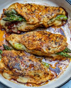 Asparagus Stuffed Chicken Breast Recipe- Chicken breasts stuffed with asparagus, sun-dried tomatoes, and mozzarella cheese, and baked in the oven. Tender, juicy, easy to make chicken breast seasoned with garlic powder, paprika, and Italian seasoning mix. #stuffedchicken #chickenrecipe #asparagusstuffedchicken Asparagus Stuffed Chicken, Asparagus Stuffed Chicken Breast, Stuffed Chicken Breast, Chicken Asparagus, Healthy Fitness Meals, Resep Diet, Chicken Breast Recipes Healthy, Breast Recipe, Recipe Chicken