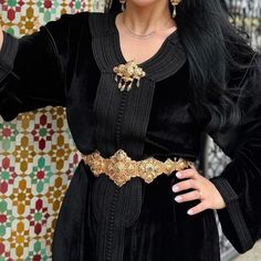 Refined and luxurious caftan in black silk velvet, worked with tone-on-tone sfifa beldiya and Aakad (handmade artisanal buttons). Metal belt included (the model may be different depending on availability). Made to order. Can be made in XS, S, M, L, XL, XXL and XXXl (Please see our size guide in the images). Caftan length 1m60cm PRODUCTION TIME: 2-3 weeks. DELIVERY TIME: 2-5 days via FedEX You can wear it during wedding ceremonies, but also for all occasions such as engagement, henna parties (by the bride or the guest), birth, baptism party, baby shower, Taarouf day . Metal accessories (belt, Chemar and choker) are not included. 📸 PICTURES Listing photos are taken in natural light. Depending on your screen definition, colors may vary. ❌All photos of our products are real photos❌ Interview Dress Nikah, Velvet Caftan, Dress Arabic, Caftan Simple, Engagement Henna, Nikah Dress, Arabic Dress, Moroccan Fashion, Mode Abaya