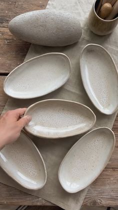 Love in Pottery | gratifying ceramic decorating process of a platter by @thejoyfulclay ! 🙈😘💚 FOLLOW👉 @loveinpottery for more pottery contents ☕️ ! Credit… | Instagram Salad Bowls Ceramic, Ceramic Glazes, Hand Building, Ceramic Platters, Ceramics Pottery Art, Ceramics Ideas Pottery, Ceramic Studio