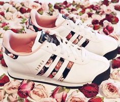 C'est la petite voix dans ma tête qui m'a dit d'acheter une nouvelle paire ♡ Adidas Shoes Outfit, Rose Gold Adidas, Adidas Floral, Gold Adidas, Rose Shoes, Adidas Shoes Women, Nike Id, Shoes Outfit, Sneakers Adidas