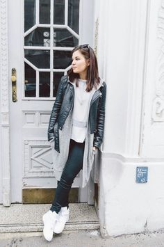 Autumn Jacket Women, Jean Outfit, Light Layers, Style Indie, Streetstyle Outfit, Mum Fashion, Gilet Long, Cardigan Style, Leather Jacket Outfits