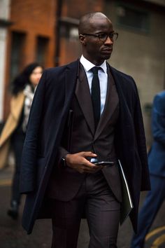 London Fashion Week Street Style Men, London Fashion Week Mens, Brown Suit, London Fashion Week Street Style, Mens Fashion Smart, Men In Black, Fashion Man, Man Style, Latest Mens Fashion