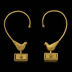 "Pigeons voyageurs" bronze earings by Line Vautrin Line Vautrin, Ancient Jewels, Bijoux Art Nouveau, Roman Jewelry, Ancient Jewellery, Historical Jewellery, Ear Ring, Medieval Jewelry, Ancient Jewelry