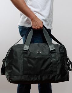 DISEÑO MODERNO Y FUNCIONAL: La maleta deportiva hombre y de viaje, tiene un diseño ergonómico y funcional. Su forma y cinta ajustable permiten que se adapte perfectamente al llevarla al hombro o como mochila cruzada tipo bolsa crossbody hombre. Esta duffel bag es muy espaciosa y tiene varios compartimentos, por lo que es ideal para utilizar como mochila deportiva para gym, maleta de mano para avión carry on o como bolsa de viaje. Tiene mucho estilo y ¡será de tus mochilas para hombre favoritas!  MÚLTIPLES COMPARTIMENTOS: La maleta de viaje y deportiva para hombre tiene una gran capacidad de almacenamiento y varios compartimentos; incluyendo uno externo con cierre para tu celular y cinco internos ocultos para que puedas llevar tus pertenencias de forma organizada y segura. Esta mochila depo Duffel Bag, Liverpool, Carry On, Gym