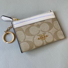 Nwt - The Beautiful Neutral Colors Of This Classy Little Coach Signature Id Cardholder Wallet - Gold Hardware Color - Light Khaki / Chalk Id Window Two Credit Card Slots Zip-Top Closure Attached Split Key Ring Matching Bag Also Available - Listed Separately Buy Now - I Ship Out Same Business Day Small Coach Wallet, Coach Wallet Keychain, Coach Card Wallet, Wallet And Keys Aesthetic, Craving Validation, Coach Wallet Aesthetic, Coach Wallets For Women, Coach Keychain Wallet, Car Keychain Ideas