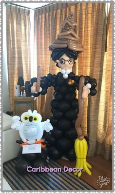 a balloon sculpture is shown with an owl