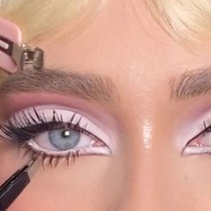 Barbie Makeup Look Doll, Girly Makeup Looks, Barbie Makeup Ideas, Pretty Makeup Products, Huda Beauty Rose Quartz Palette, Pastel Makeup Looks, Pink Hair Makeup, Claudia Neacsu, Doll Makeup Look