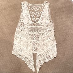 Nwot! Beautiful Boho Style Off White Open Crochet Lace Cardigan. White Fitted Bohemian Outerwear, Fitted White Bohemian Outerwear, Spring White Lace Outerwear, White Lace Outerwear For Spring, White Spring Cardigan With Crochet Trim, White Cardigan With Crochet Trim For Spring, Casual White Cardigan With Crochet Trim, White Crochet Trim Cardigan For Spring, White Open Knit Summer Outerwear