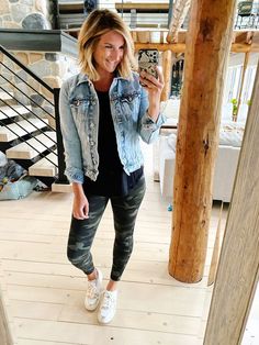 How To Wear Camo Leggings, Casual Fall Outfits With Leggings, Leggings With Denim Jacket, How To Style Camo Leggings, Black Camo Leggings Outfit, Casual Denim Jacket Outfit, Fall Outfits With Leggings, Camo Leggings Outfit, Style A Denim Jacket