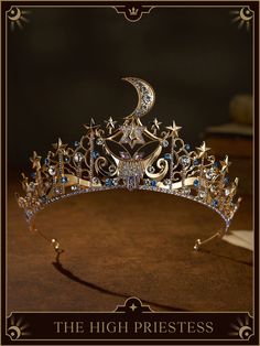 The moon at the top of the crown symbolizes the temple of the priestess. It is intuitive and imaginative, calm and gentle, and we need to constantly explore inward thinking and reconcile with ourselves. Moon Crown Goddesses, Tarot Crown, Cool Crowns, Fantasy Crown Queens, Empress Crown, Moon Tiara, Moon Crown, Fantasy Crown, العصور الوسطى