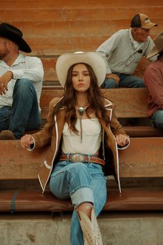 Cowgirl Riding Outfits, Cowgirl Diy Outfit, 70s Country Outfits, Cowboy Like Me Outfit, Vintage Country Outfits, Real Cowgirl Outfits, 90s Cowgirl Fashion, Elegant Cowgirl Outfit, Vintage Cowgirl Outfits