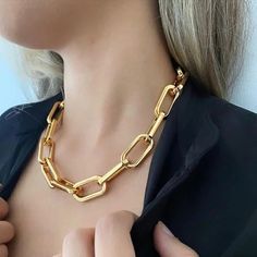 A JOIA PERFEITA PARA QUEM BUSCA ELEGÂNCIA. Os elos nunca saem de moda, uma peça clássica que pode ser usada em diferentes ocasiões e te deixar ainda mais elegante. Valor do Choker: R$99,90 (cada) 🛒 Compre Online e Parcele SEM JUROS 🚚 Entregamos para Todo Brasil ✨ Com banho de ouro e camada de verniz italiano. 💎 Joias Hipoalergênicas 👉🏼 Clique no link do perfil e garanta o seu choker. #joiasfinas #acessoriosfemininos #joiasbanhadas #acessoriosfinos #declaracaodeamor #pedidodecasamento #pul... Instagram A, Chain Necklace, Gold Necklace, Chain