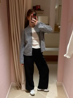 Cardigan Trousers Outfit, Classy Teacher Outfits, Teacher Appropriate Outfits, Sixth Form Outfits, Cardigan Fits, Looks Pinterest, Outfit Vintage, Stockholm Fashion