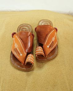 Chigago Bulls, Men Leather Sandals, Handmade Leather Sandals, Mens Slide Sandals, Mens Shoes Sandals, Leather Sandals Handmade, Mens Leather Sandals, Mens Fashion Casual Outfits, Leather Sandals Women