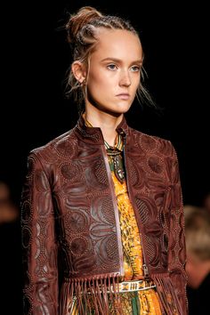 Valentino Spring 2016 Ready-to-Wear Fashion Show Details Embroidery Runway, Casual Jacket Outfit, Country Punk, Boho Attire, Woman In Suit, Haute Couture Details, Fashion Archive, Urban Fashion Trends, African Fashion Modern