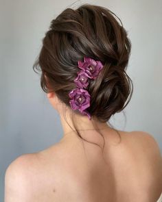 Bun For Wedding Hair, Messy Bun For Wedding Indian, Messy Bun With Flowers Indian, Low Bun With Gajra, Low Bun Wedding Hair Indian, Hairstyles For Curly Hair For Wedding, Bun With Flowers Hairstyle, Hair Do With Flowers, Hair Bun For Curly Hair