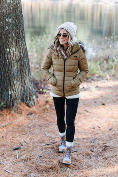 Outdoor Winter Outfit, Outdoorsy Outfit, Alaska Outfits, Dog Walking Outfit, Fall Hiking Outfits, Cute Hiking Outfit, Hiking Outfit Fall, Mountain Outfit