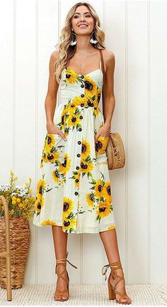 Love this sundress with pockets! So pretty for spring and summer.  sunflowers || date night || summer outfit || canvas bag || #ad Blazer En Cuir, Vintage Sundress, Printed Beach Dresses, Casual Sundress, Midi Sundress, Dress For Summer, Boho Floral Dress