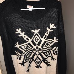 Oversized Crew Neck Snowflake Super Comfy Brand New Never Worn Item # 512 Snowflake Sweater, Sweaters Oversized, Scoop Neck, Sweaters For Women, Black White, Crew Neck, Brand New, Black And White, Women Shopping