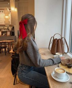 Instagram Autumn Photos, Red Bow Outfit, December Outfits, Red Hair Bow, Mode Abaya, Paris Outfits, Causual Outfits, Brunch Outfit