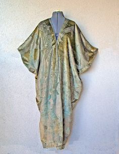 Roberto Capucci, Fortuny Pleats, Fortuny Fabric, Kimono Kaftan, Fashion Through The Ages, Slinky Dress, Granada Spain