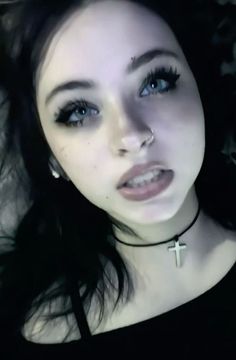 Natural Emo Makeup Looks, Pretty Emo Makeup Looks, Alt Makeup Natural, Edgy Lip Makeup, Halloween Grunge Makeup, 2020 Emo Makeup, 2010 Emo Makeup, Makeup Inspiration Grunge, Fem Makeup Looks