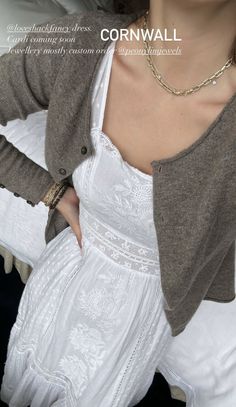 Dress With Cardigan Outfit, Cardigan Outfit, Brown Cardigan, Parisian Style, Feminine Style, Look Fashion, Aesthetic Clothes